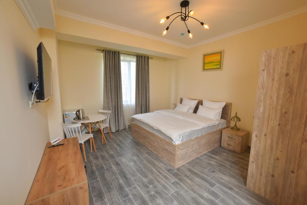 Altunyan Hotel Yerevan Bagian luar foto