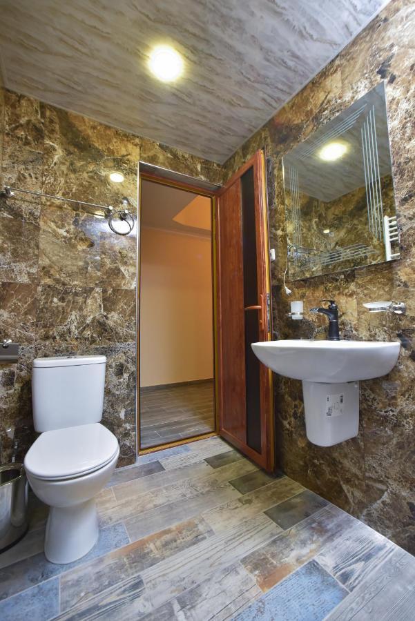 Altunyan Hotel Yerevan Bagian luar foto