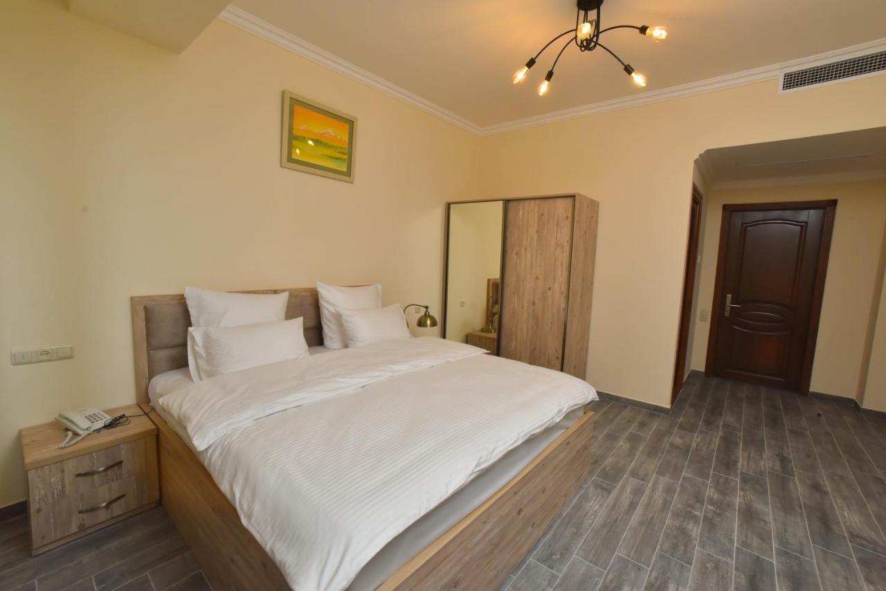 Altunyan Hotel Yerevan Bagian luar foto