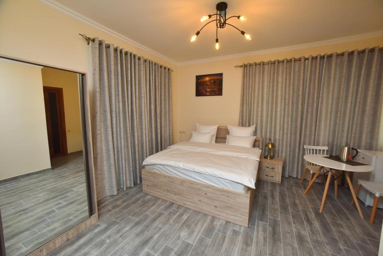 Altunyan Hotel Yerevan Bagian luar foto