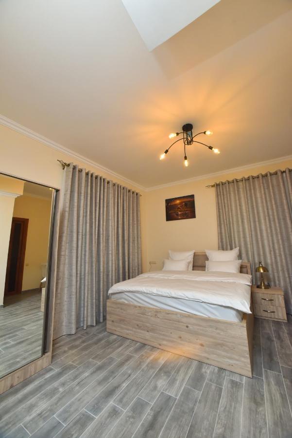 Altunyan Hotel Yerevan Bagian luar foto
