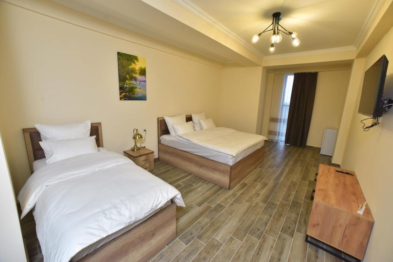 Altunyan Hotel Yerevan Bagian luar foto