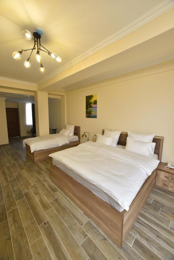 Altunyan Hotel Yerevan Bagian luar foto