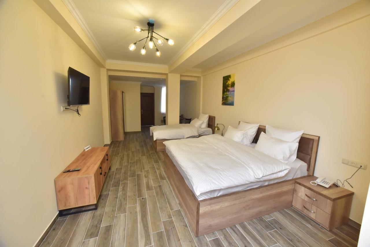 Altunyan Hotel Yerevan Bagian luar foto