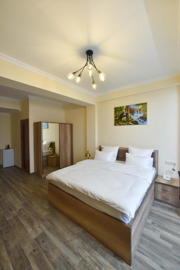 Altunyan Hotel Yerevan Bagian luar foto