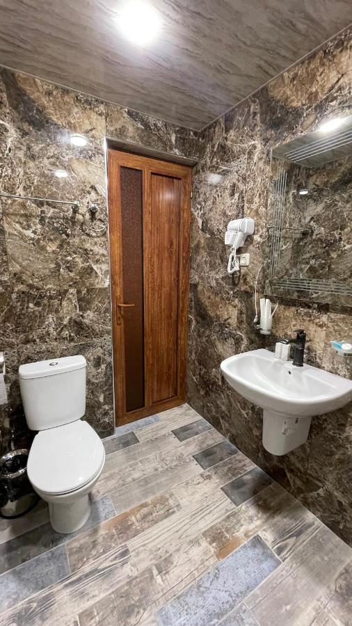 Altunyan Hotel Yerevan Bagian luar foto