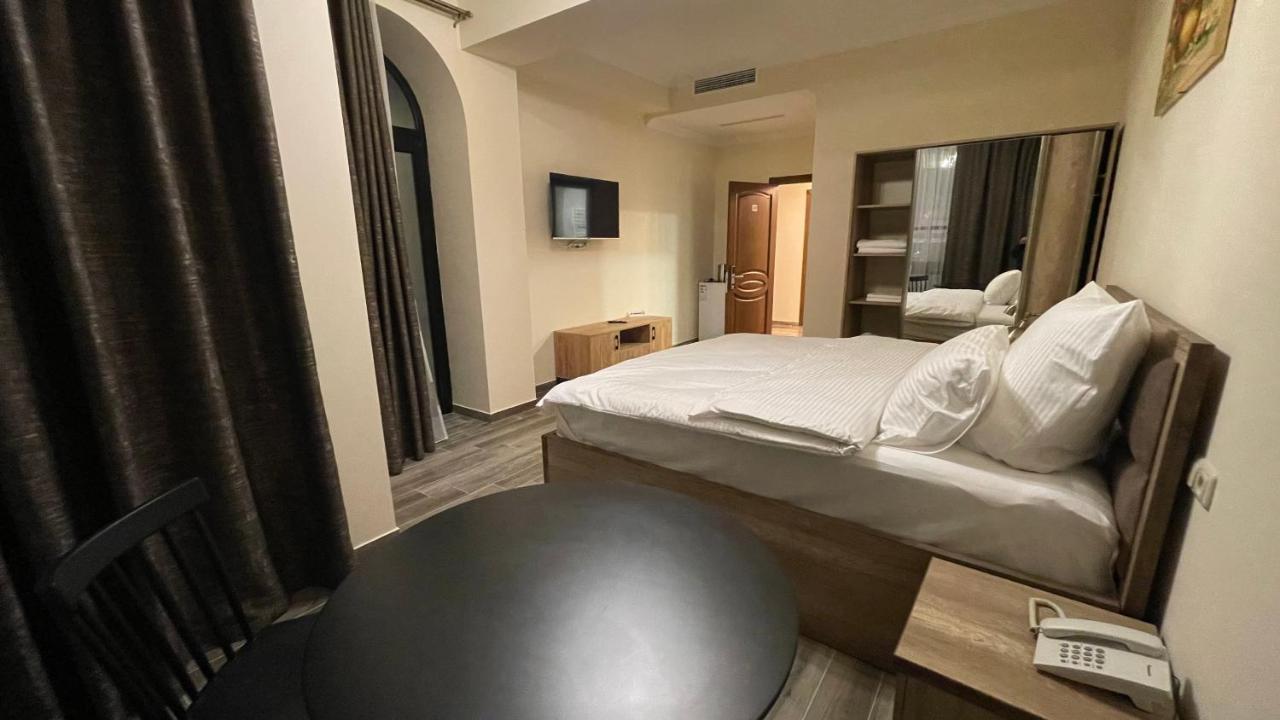 Altunyan Hotel Yerevan Bagian luar foto