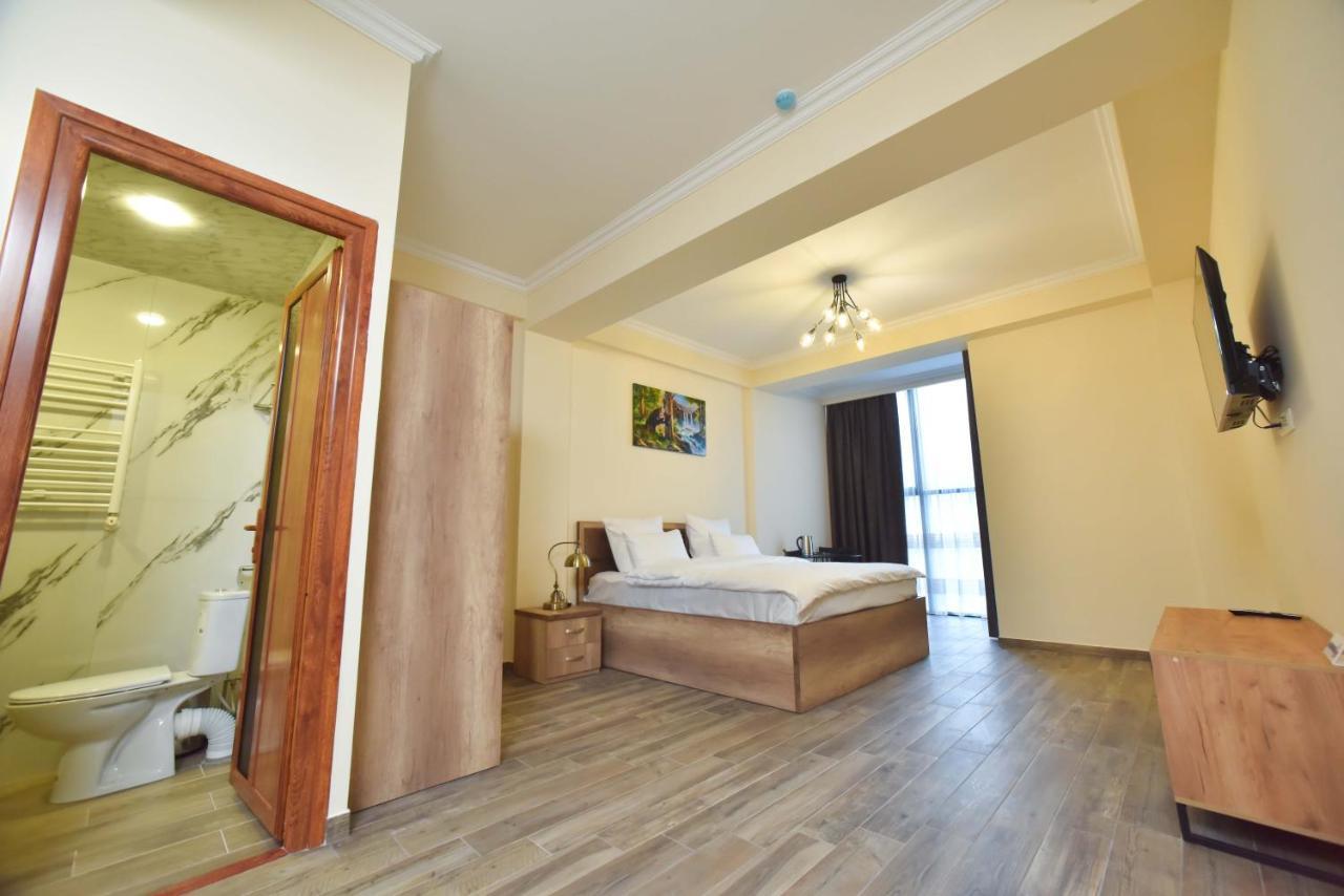 Altunyan Hotel Yerevan Bagian luar foto