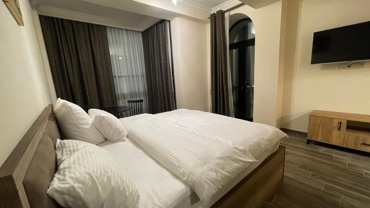 Altunyan Hotel Yerevan Bagian luar foto